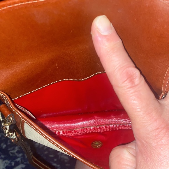 Dooney & Bourke wristlet in very good condition w/ one minor blemish - vintage - Picture 3 of 4